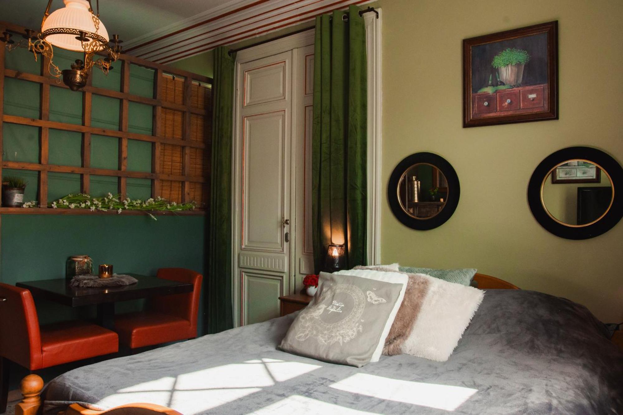 Maison D'Hote Les Notes Endormie Chambre Secrete Berzee Zewnętrze zdjęcie
